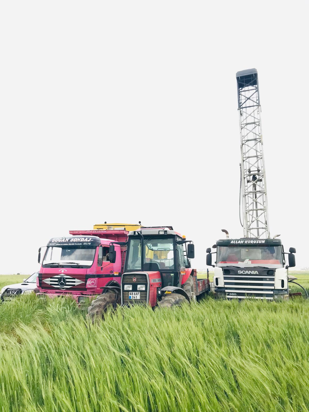 Yozgat’ta su sondajı sırasında kuyu açım makinesi çalışması